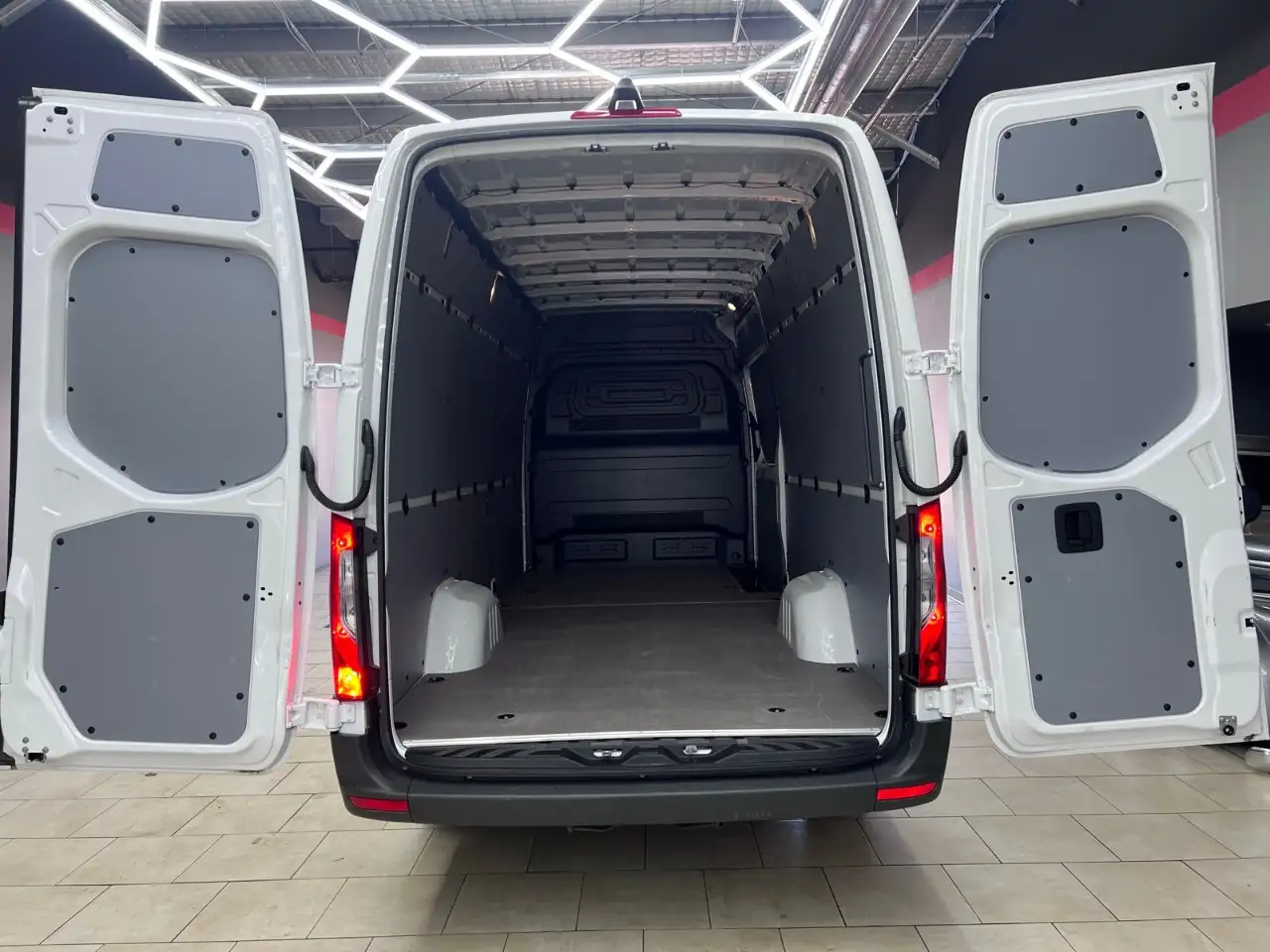 Mercedes-Benz Sprinter - Image 26