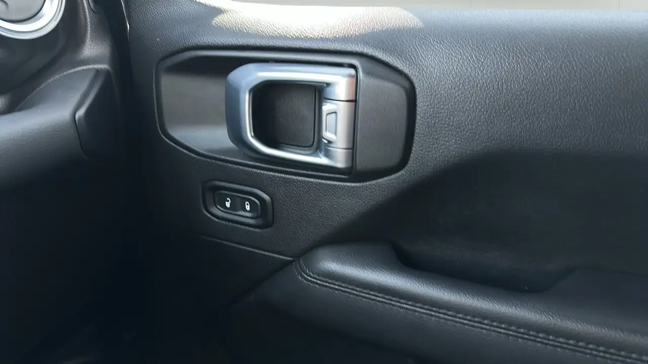 Jeep Wrangler - Image 19