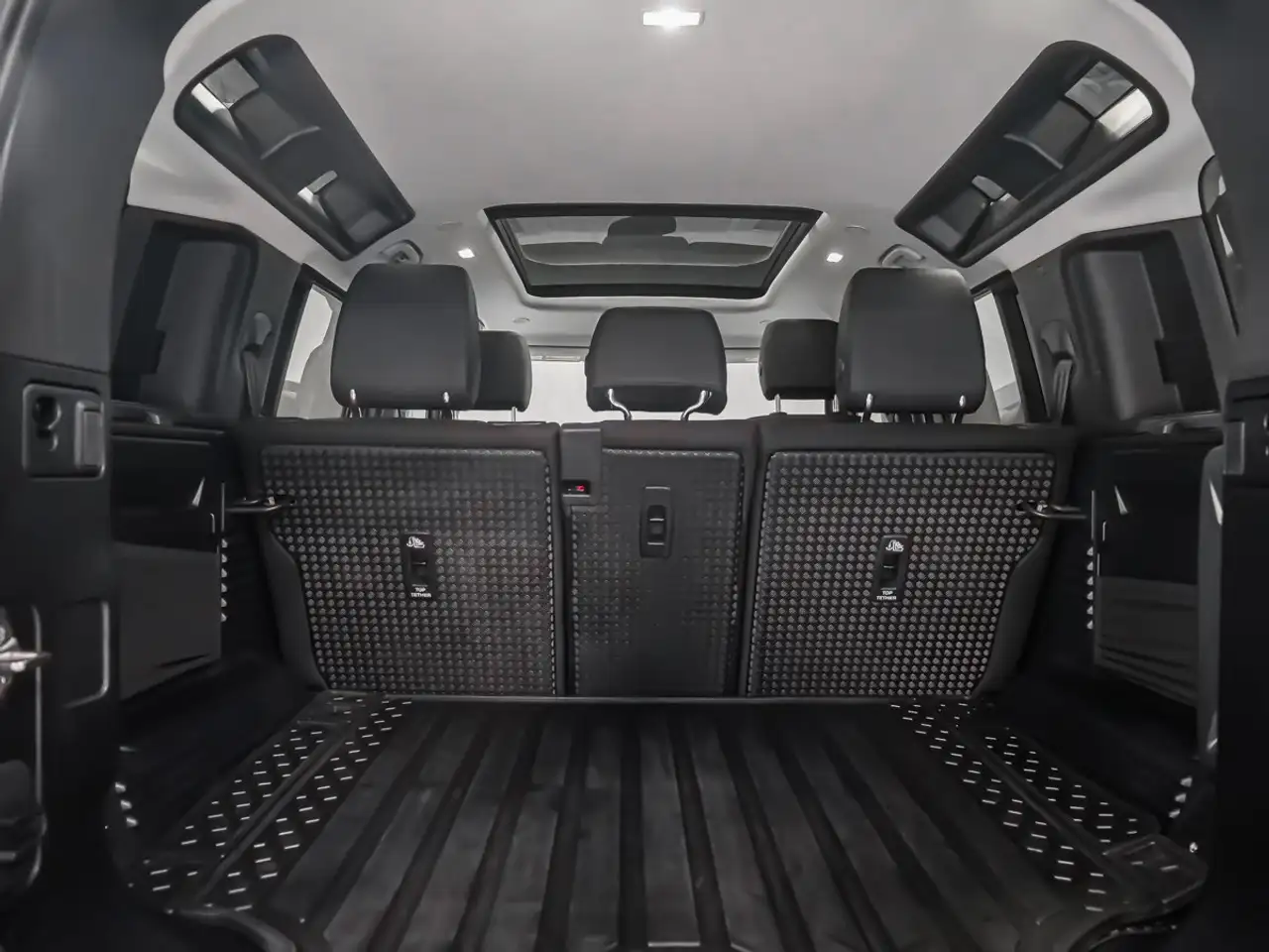 Land Rover Defender - Image 12