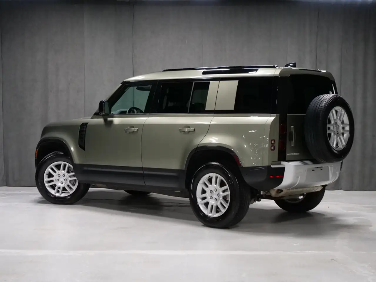 Land Rover Defender - Image 4