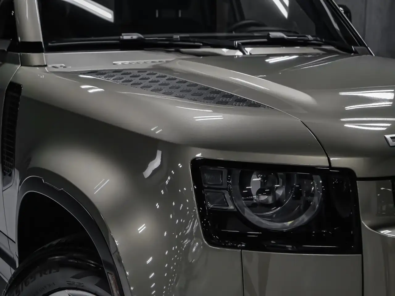 Land Rover Defender - Image 9