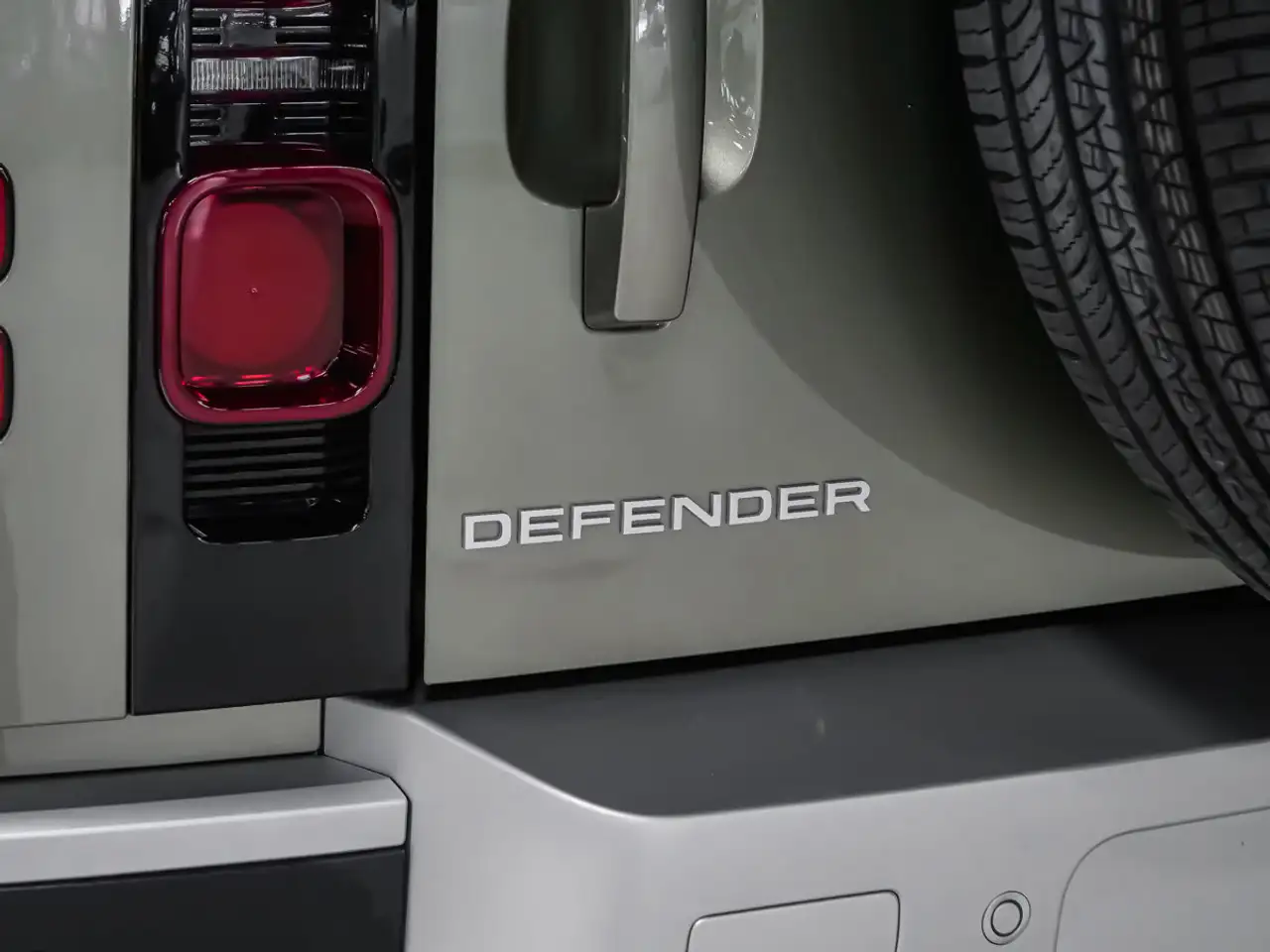 Land Rover Defender - Image 7