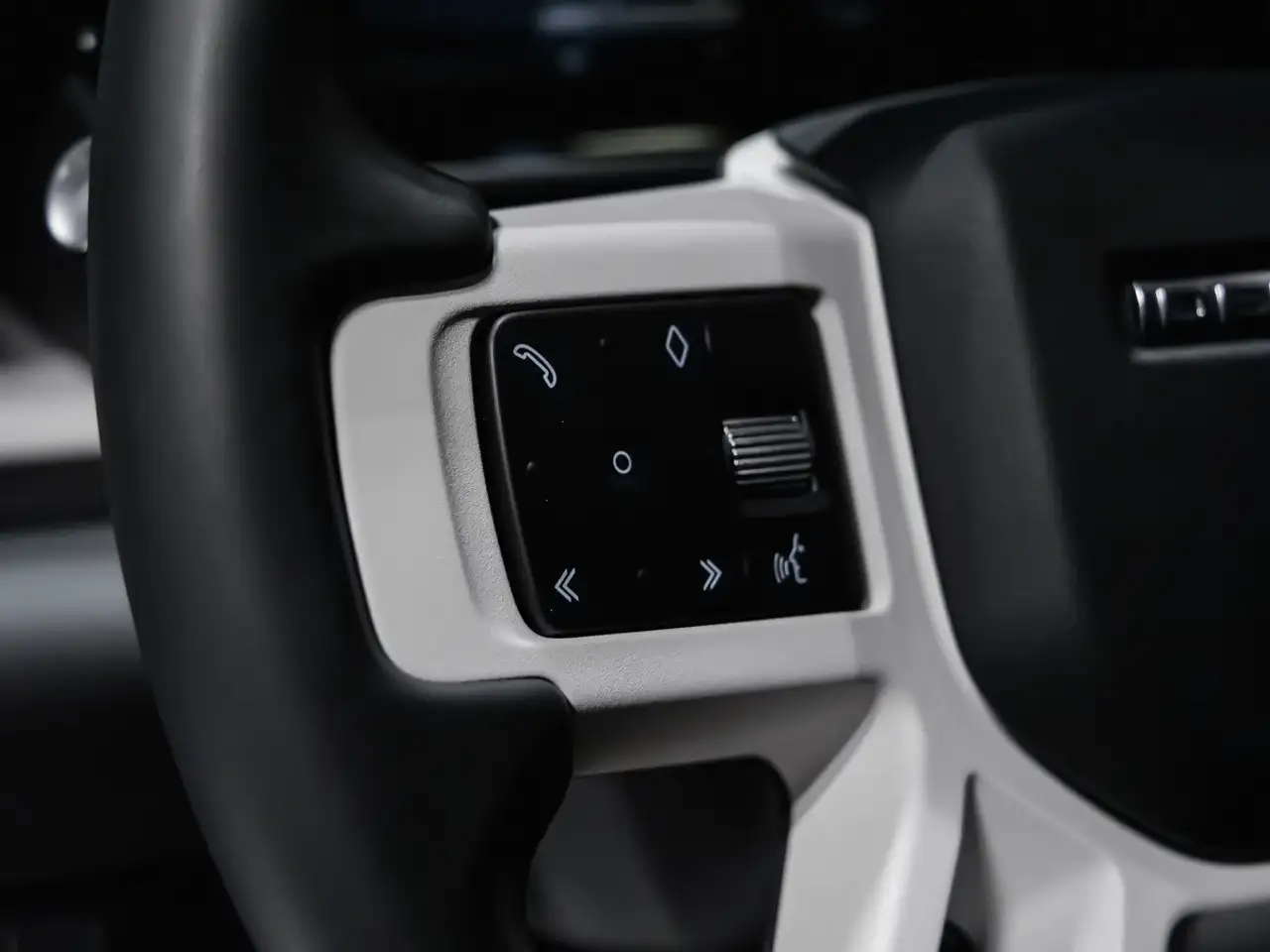 Land Rover Defender - Image 21