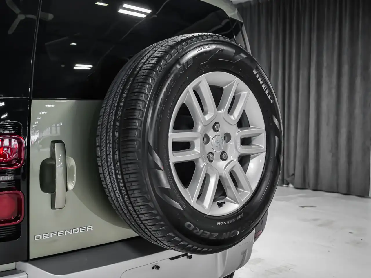 Land Rover Defender - Image 6