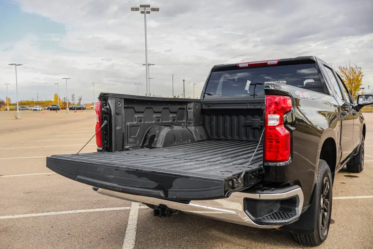 Chevrolet Silverado 1500 - Image 8