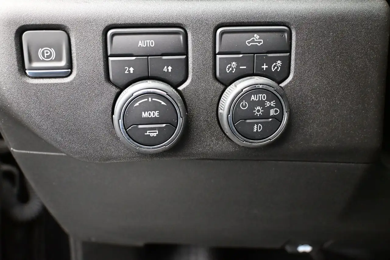 Chevrolet Silverado 1500 - Image 17