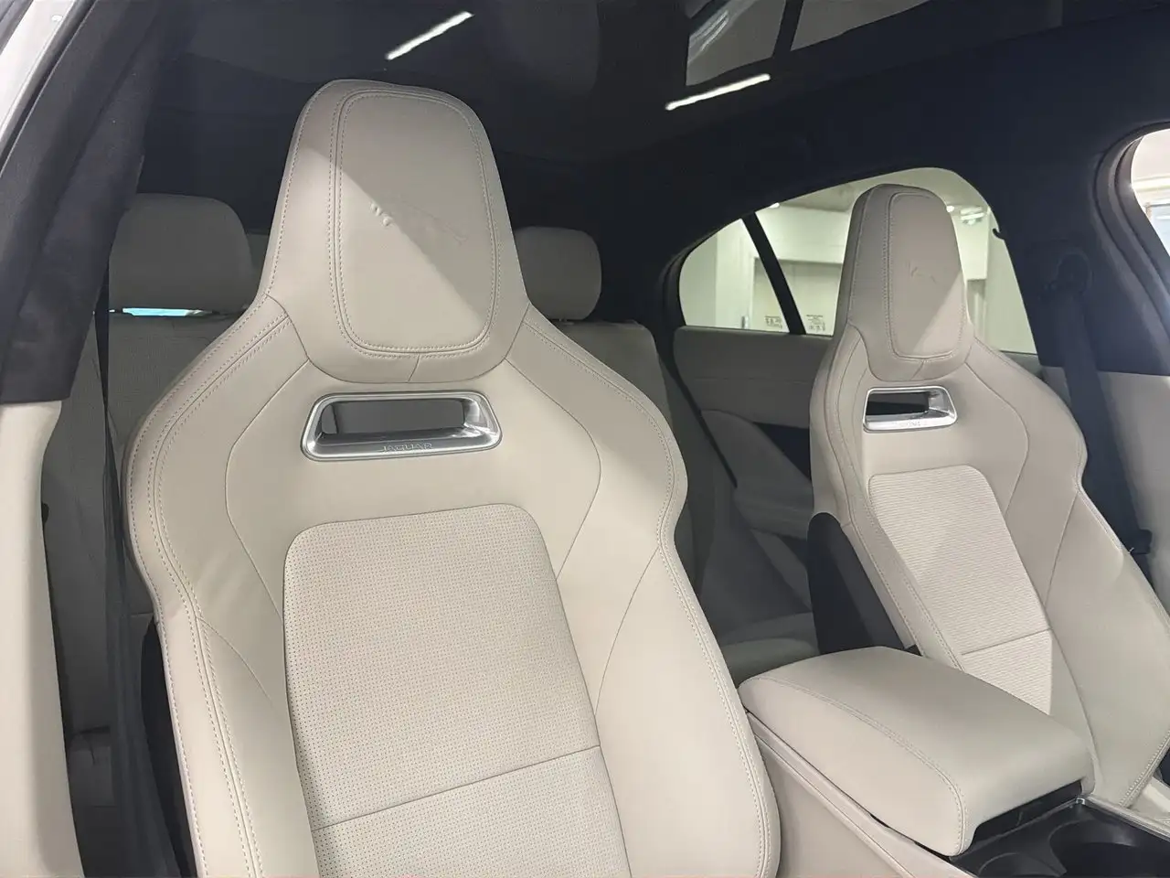 Jaguar I-Pace - Image 25