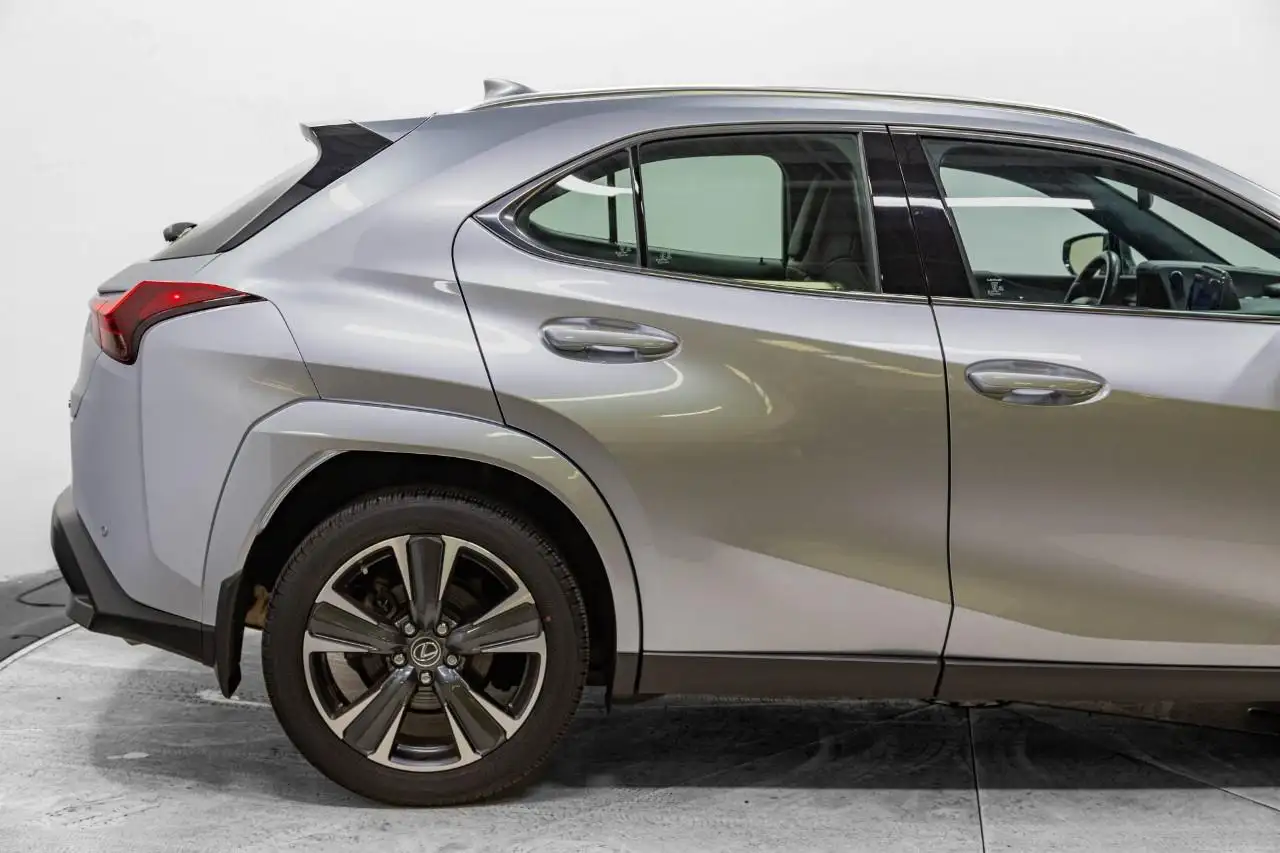 Lexus UX 250h - Image 11