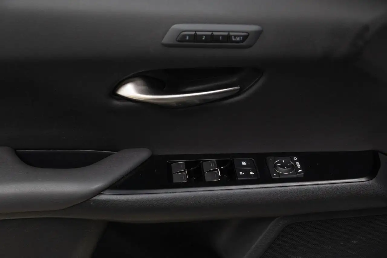 Lexus UX 250h - Image 16