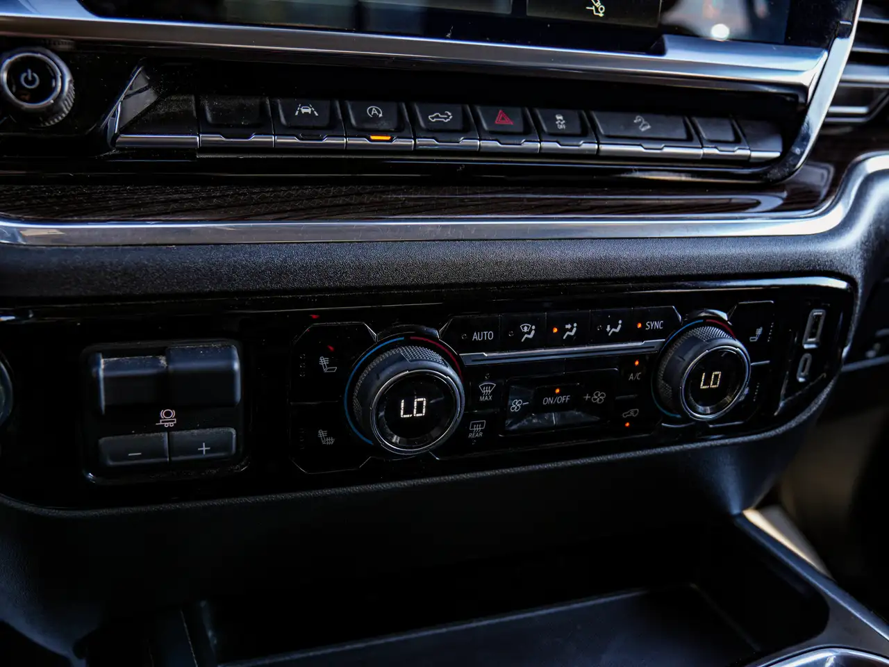 Chevrolet Silverado 1500 - Image 32