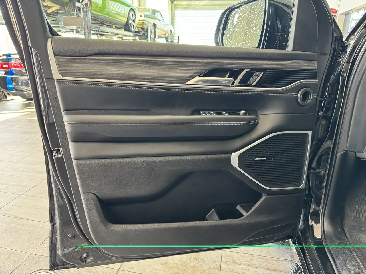 Jeep Wagoneer - Image 12