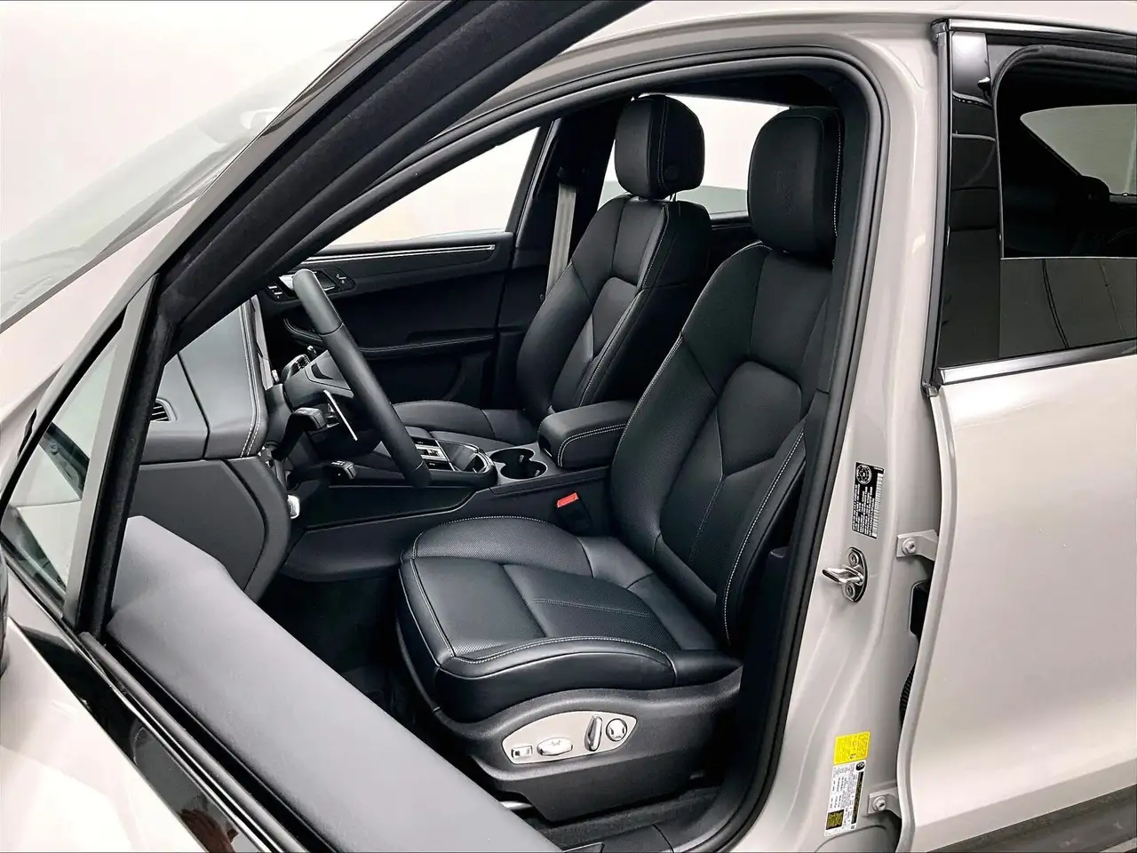 Porsche Macan - Image 12