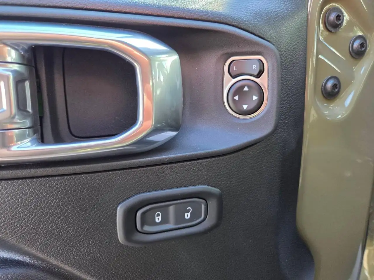 Jeep Wrangler - Image 12