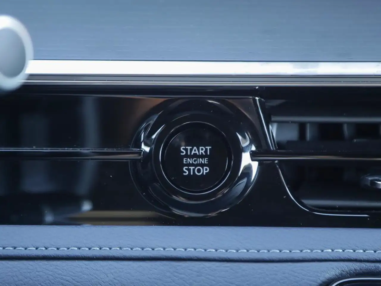 Infiniti QX80 - Image 32