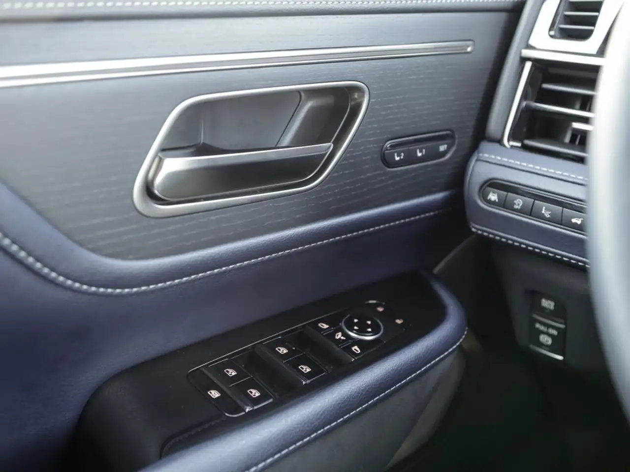 Infiniti QX80 - Image 21