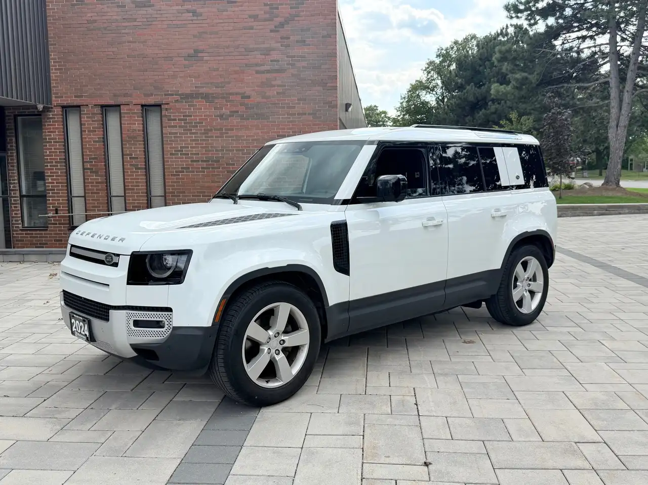 Land Rover Defender - Image 2
