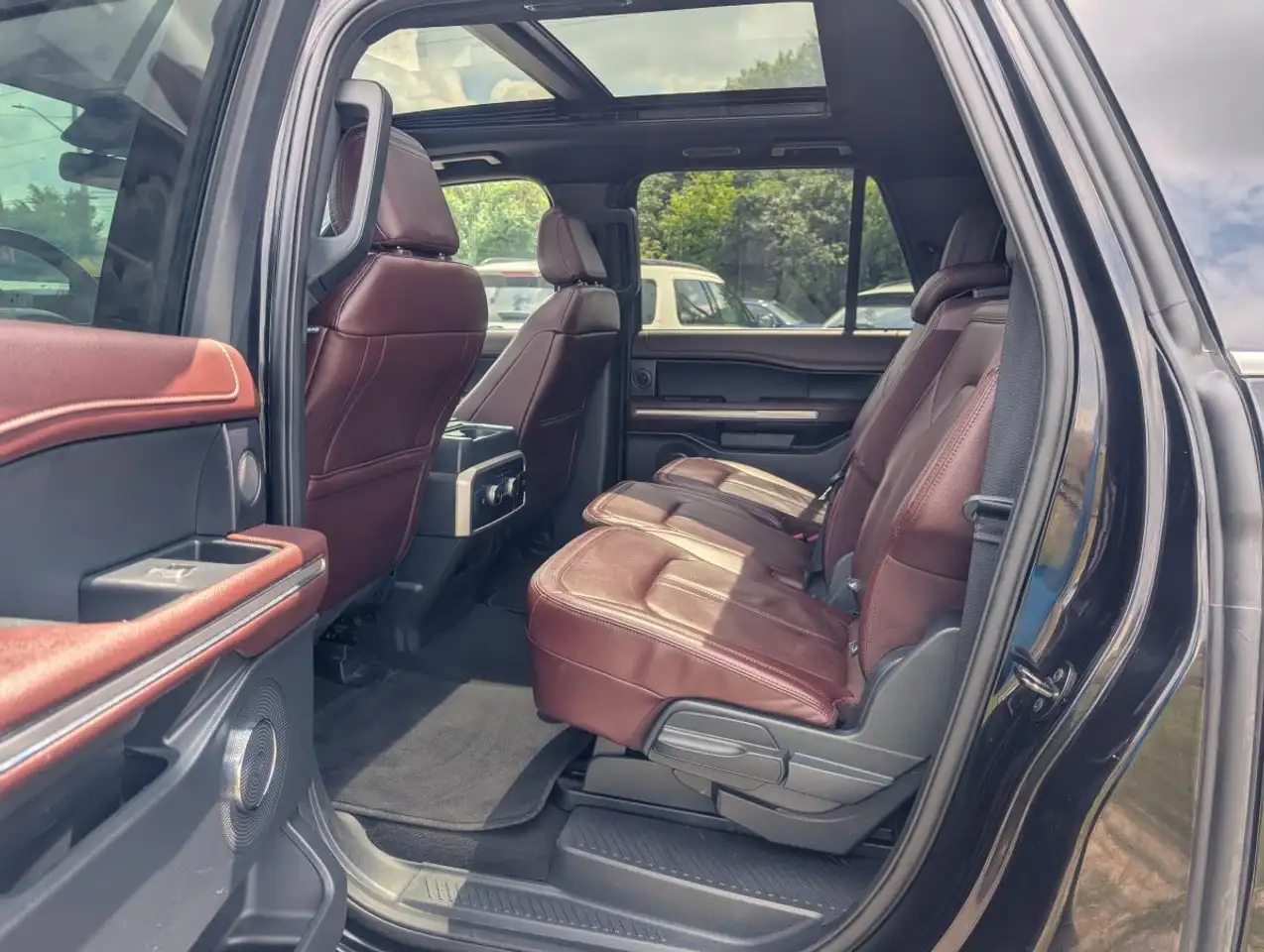 Ford Expedition - Image 20
