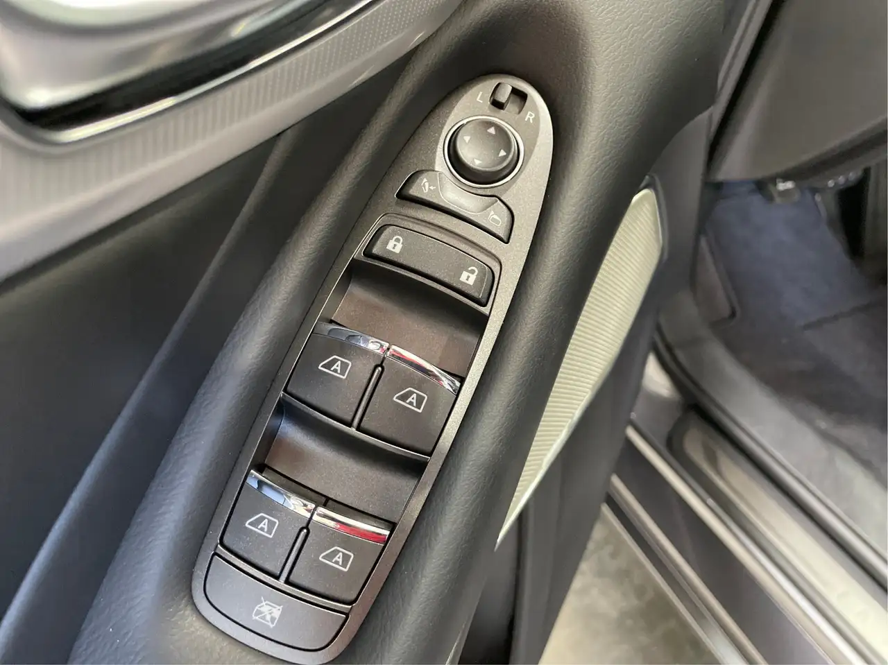 Infiniti Q50 - Image 25
