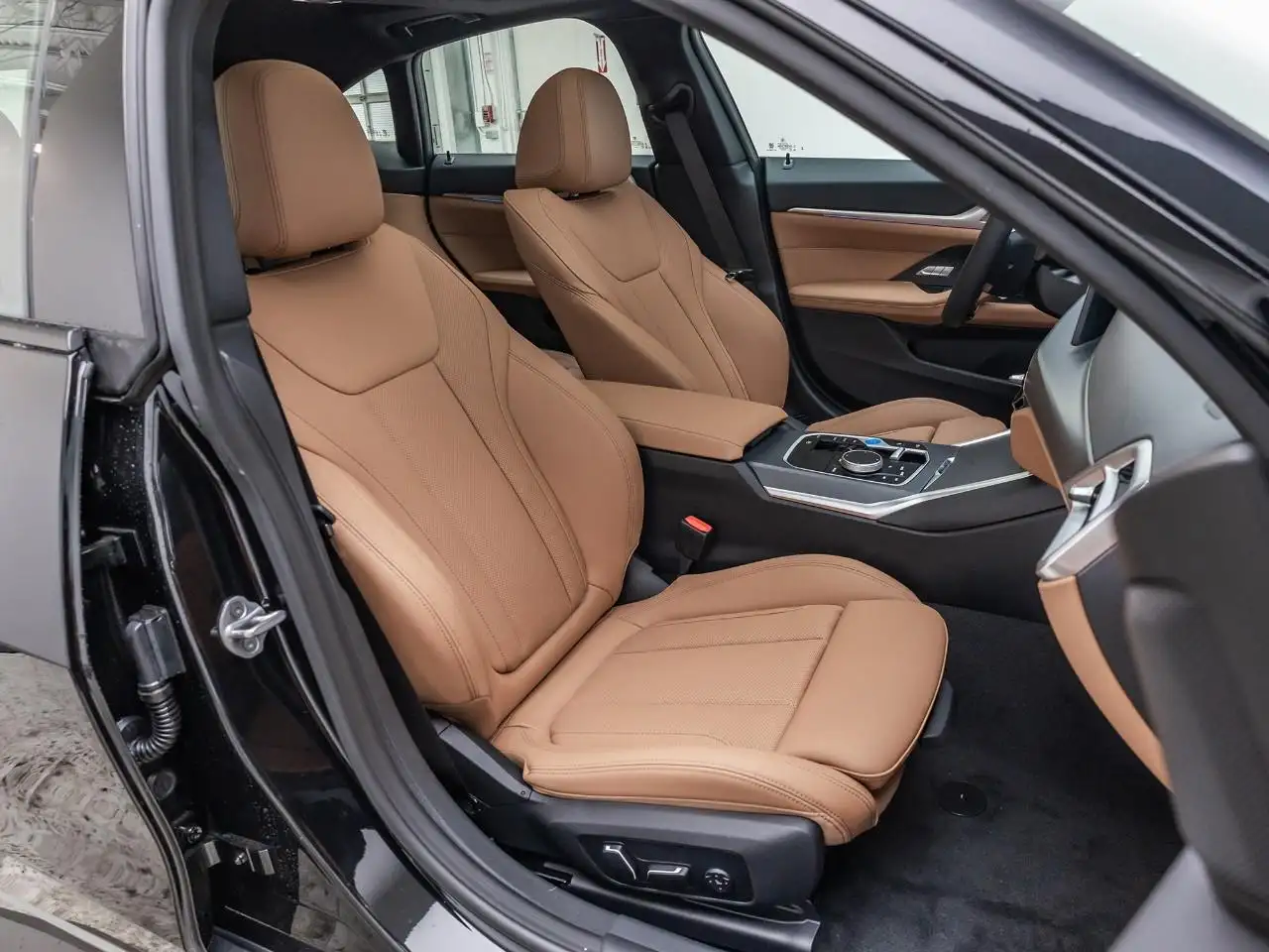 BMW i4 - Image 21