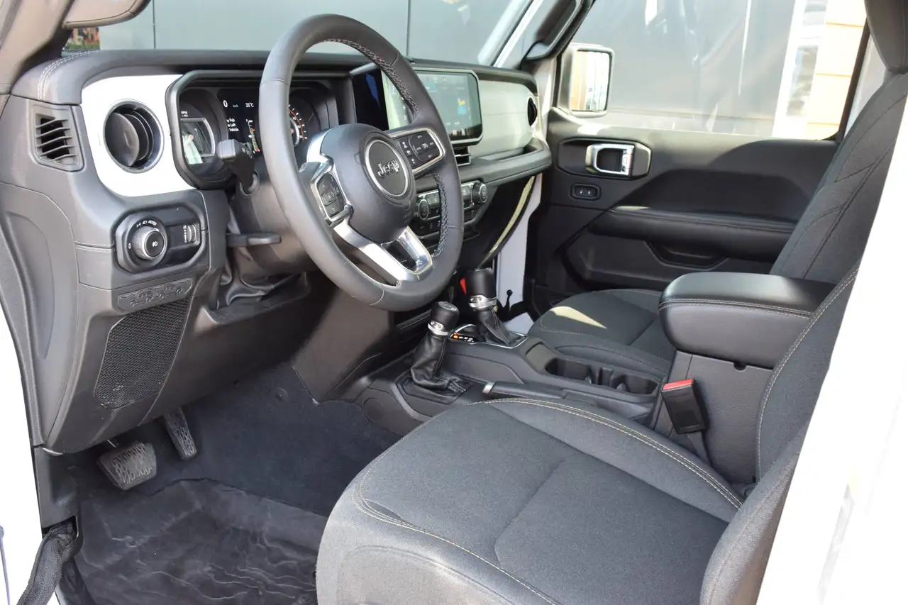 Jeep Wrangler - Image 12