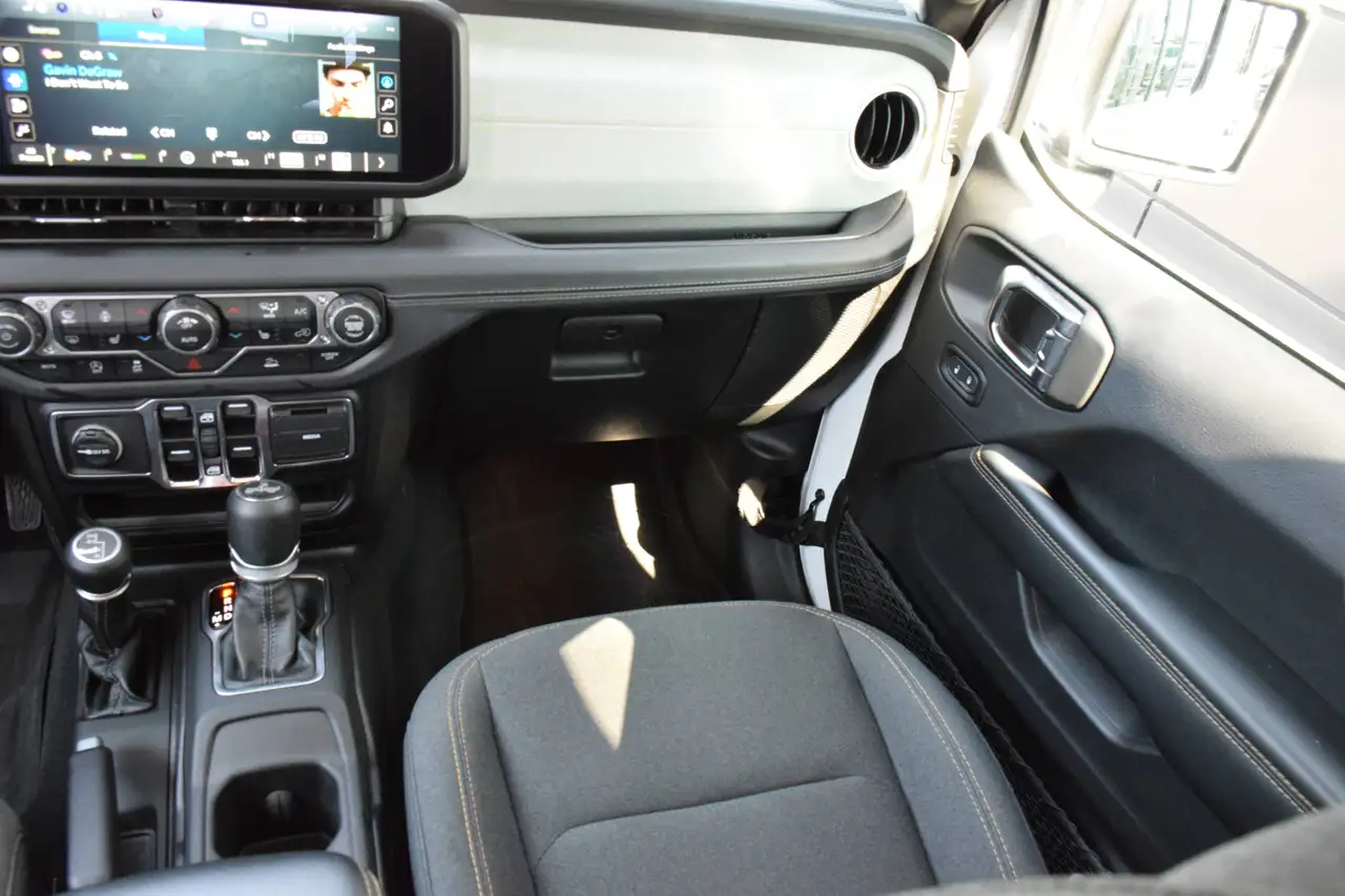 Jeep Wrangler - Image 18