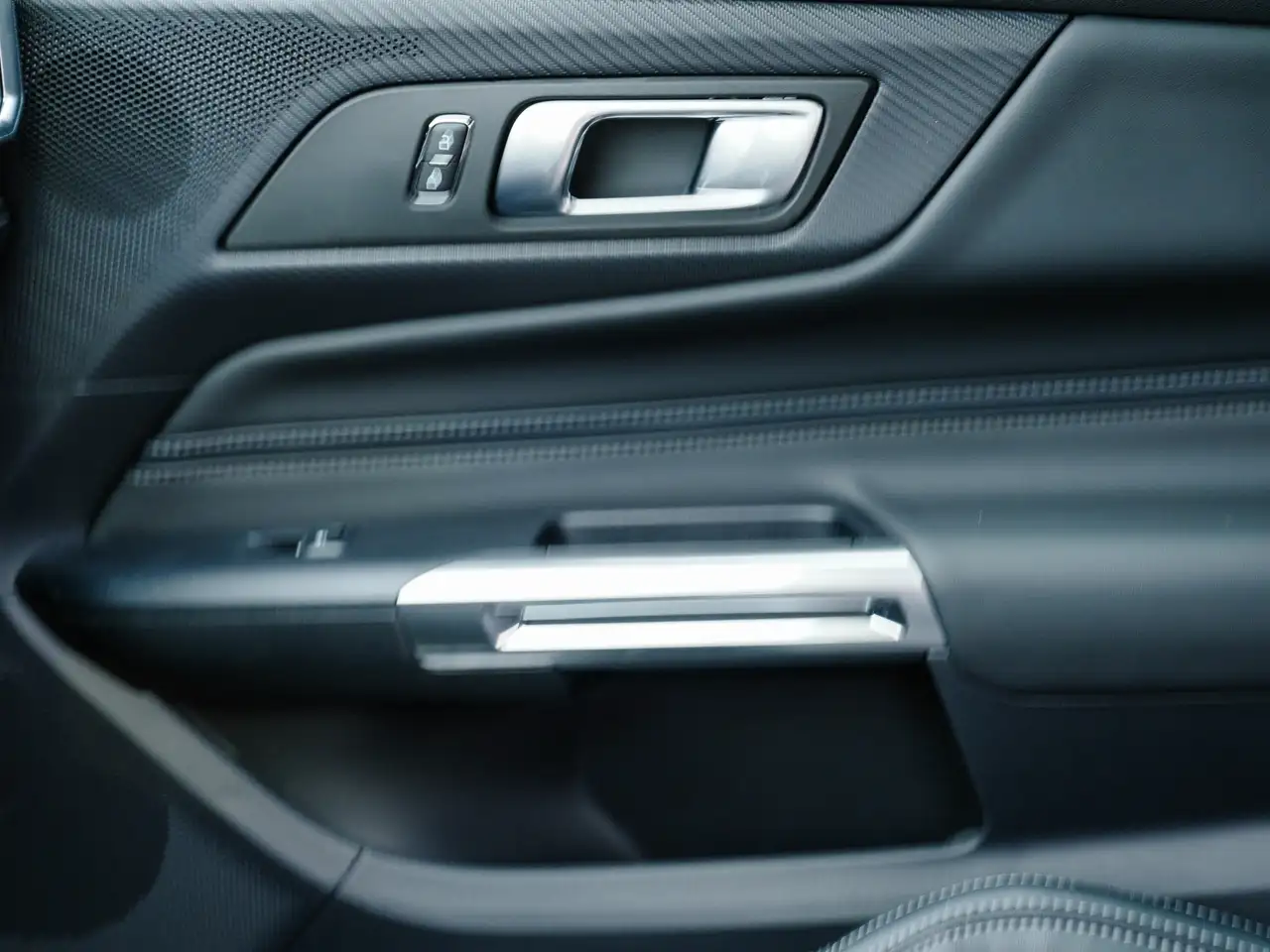 Ford Mustang - Image 12