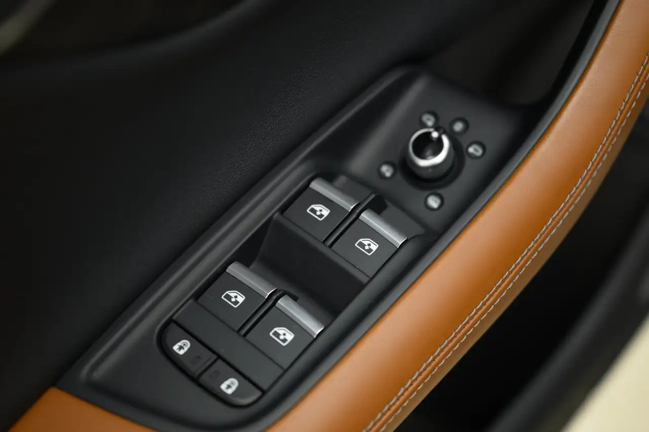 Audi Q7 - Image 12