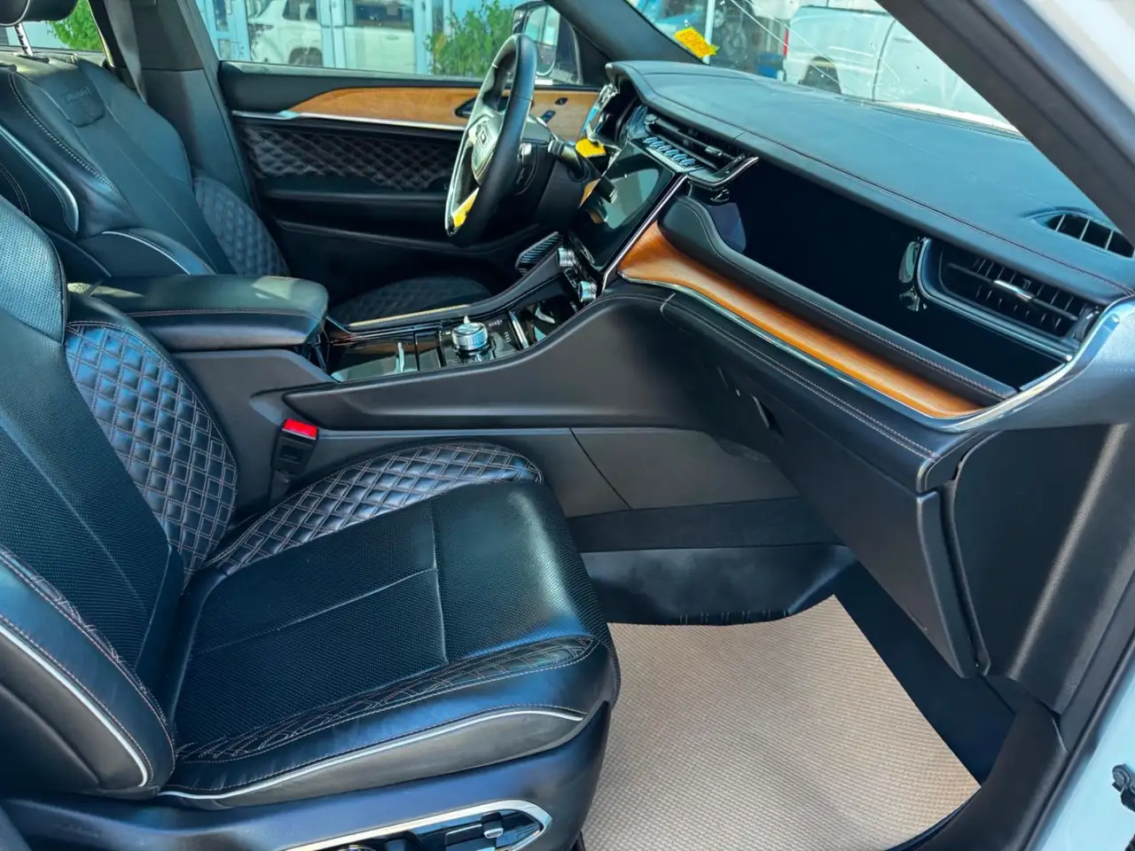Jeep Grand Cherokee - Image 12