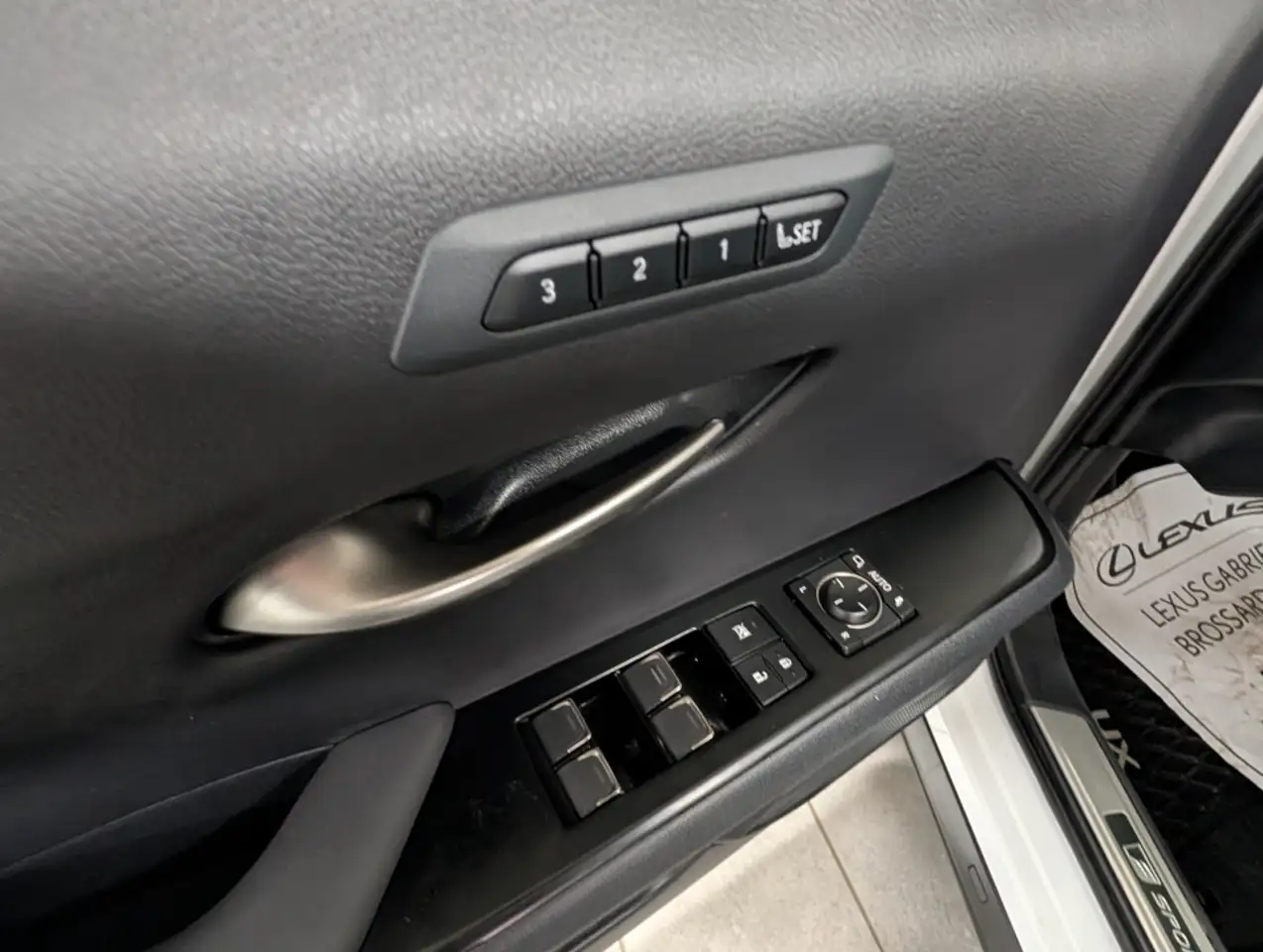 Lexus UX 250h - Image 12