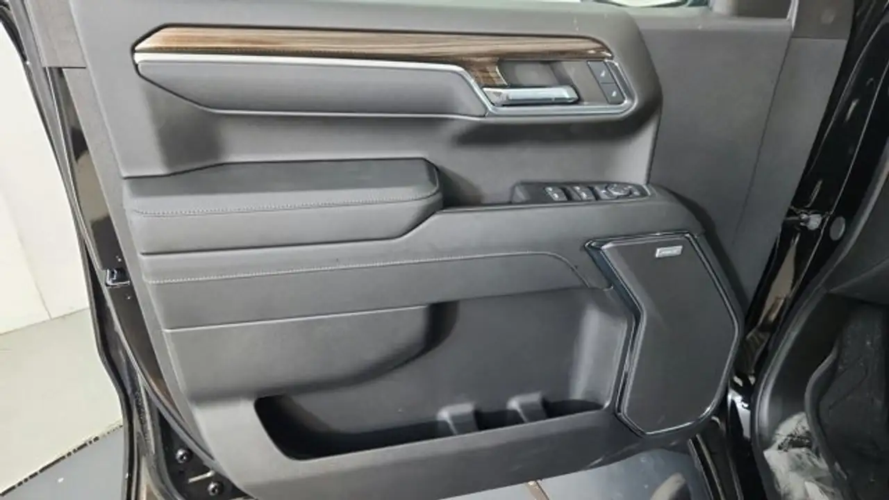Chevrolet Silverado 1500 - Image 16
