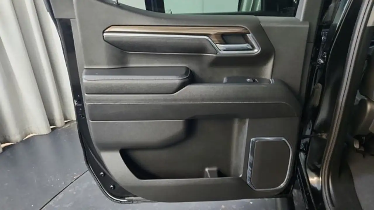 Chevrolet Silverado 1500 - Image 33