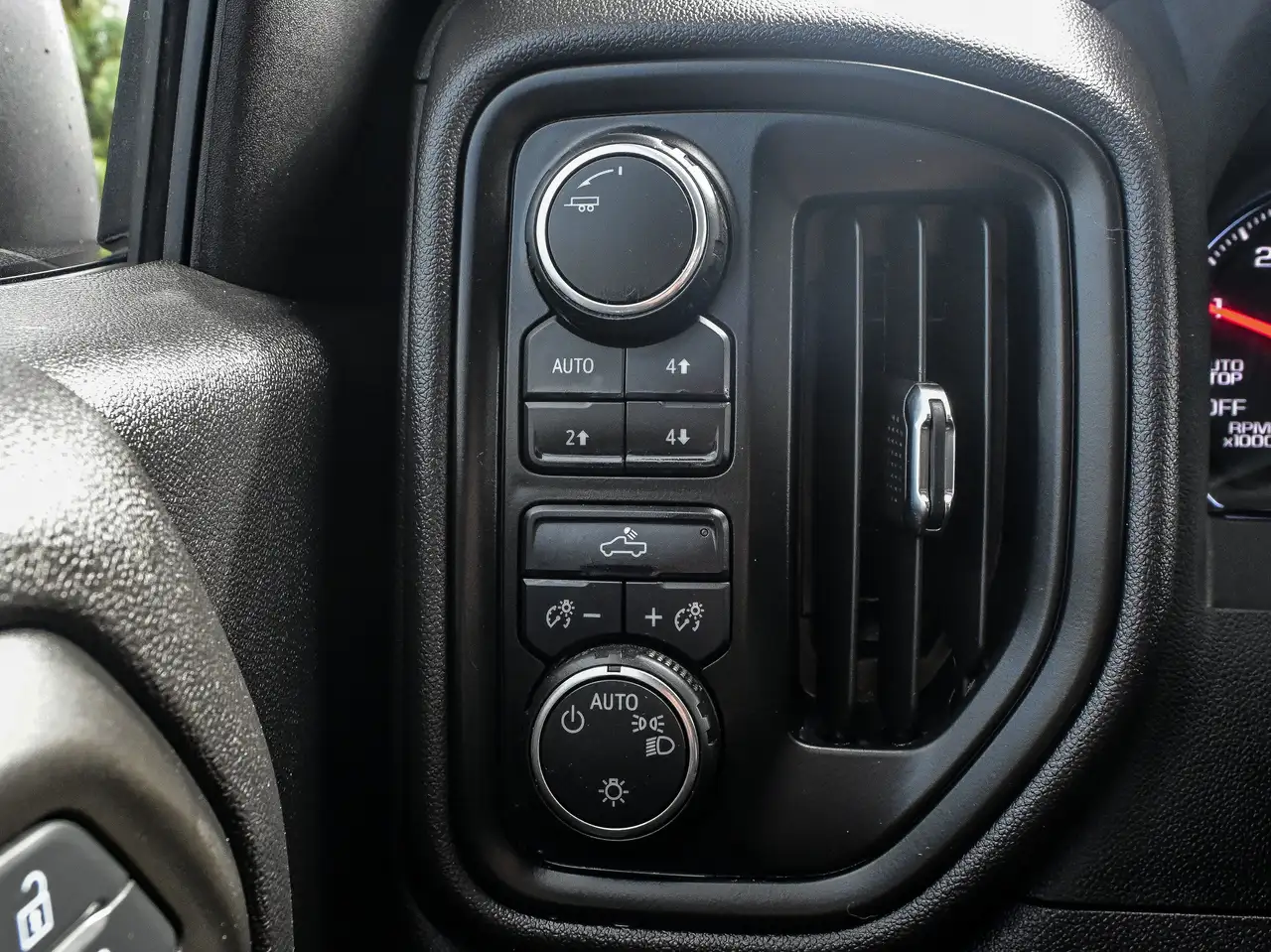 Chevrolet Silverado 1500 - Image 19