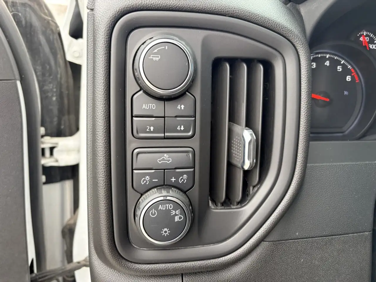 Chevrolet Silverado 1500 - Image 17