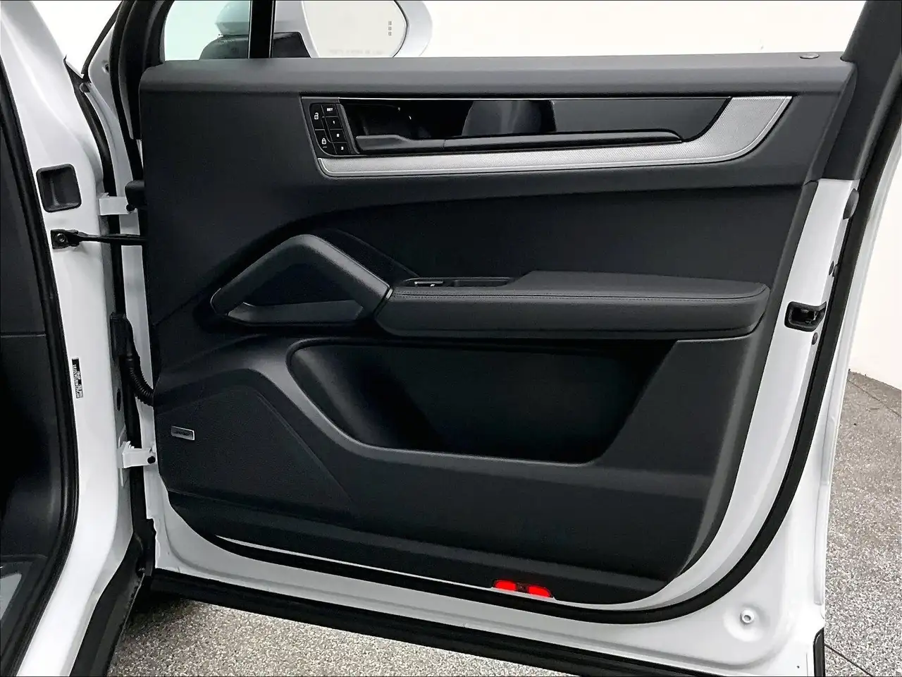 Porsche Cayenne - Image 29