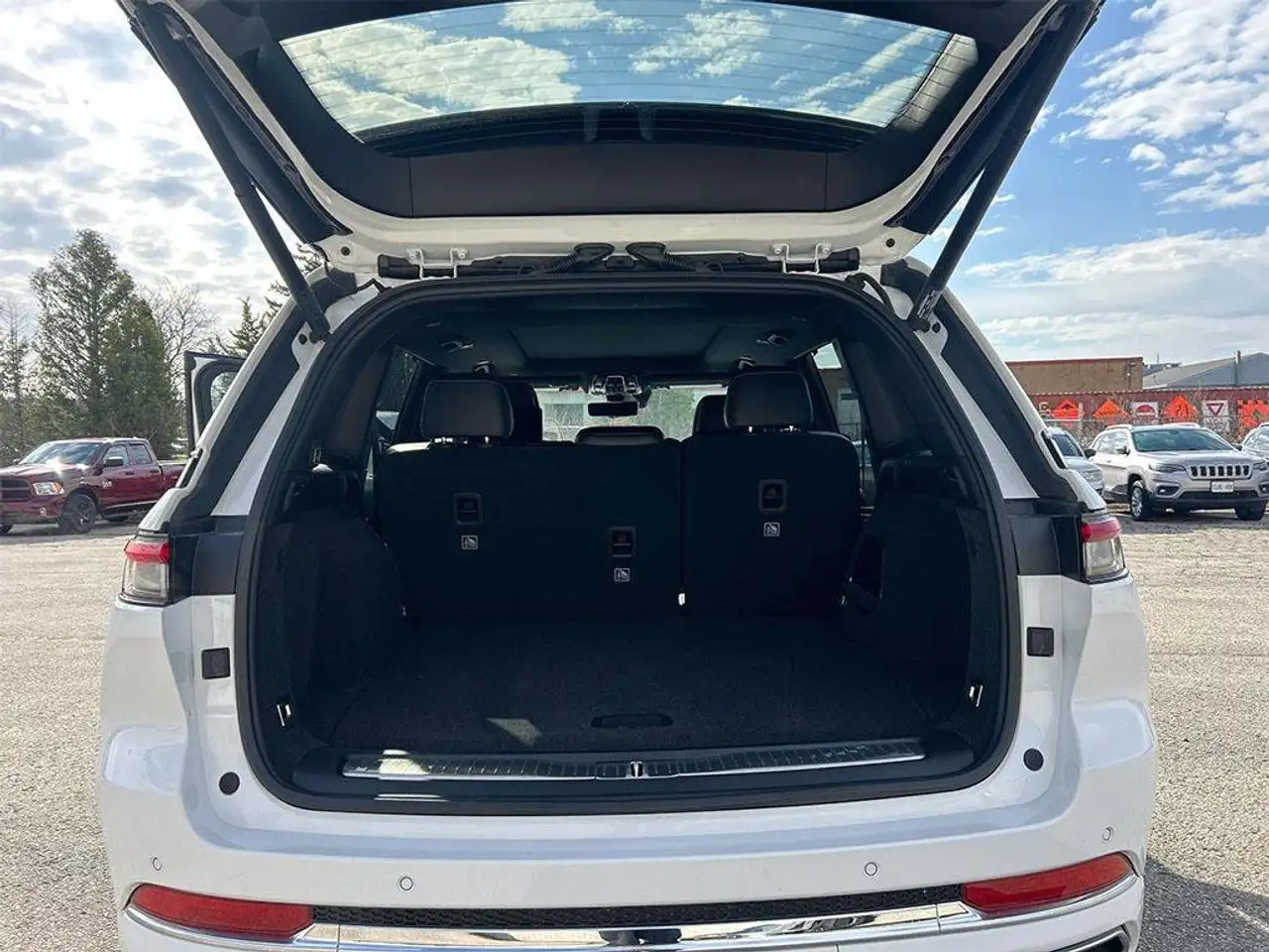 Jeep Grand Cherokee - Image 19