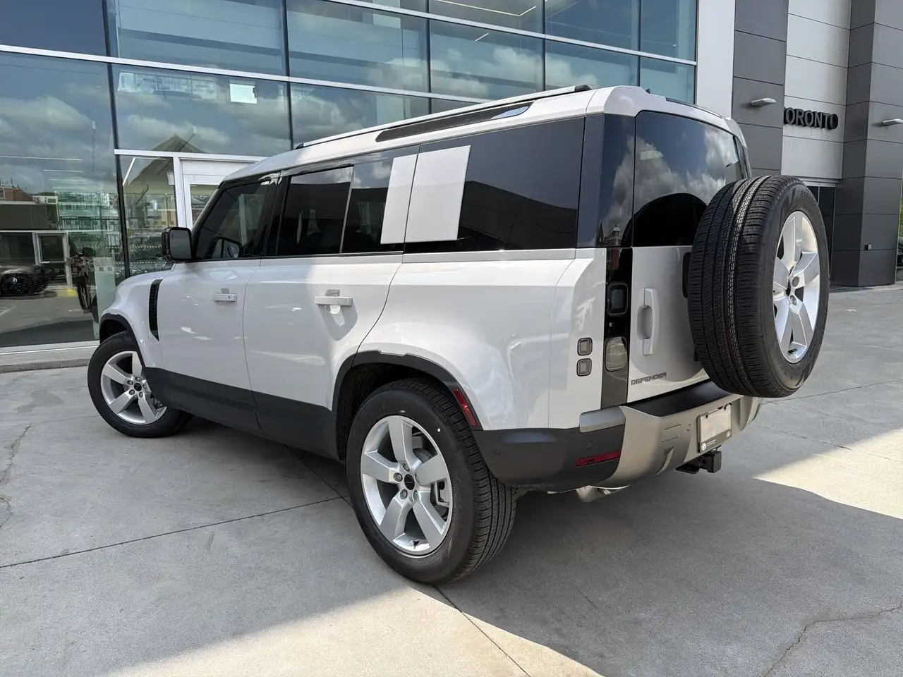 Land Rover Defender - Image 6