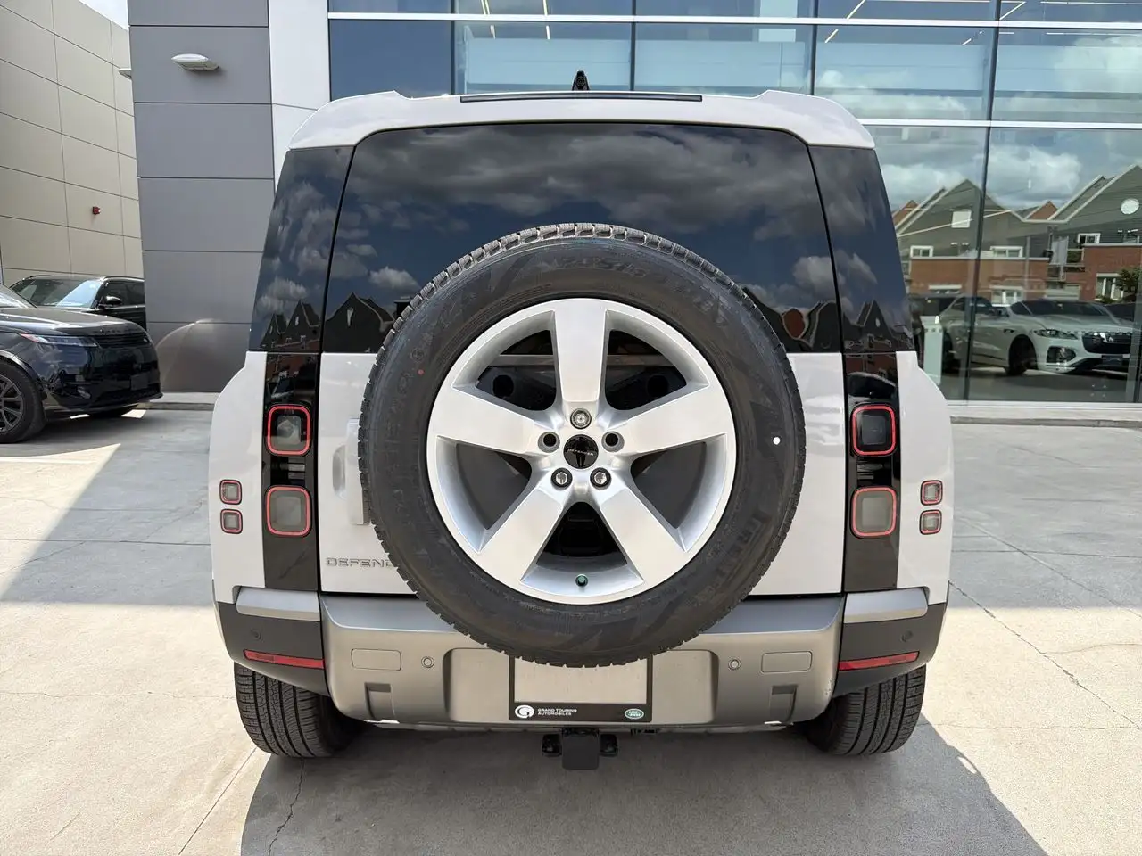 Land Rover Defender - Image 4