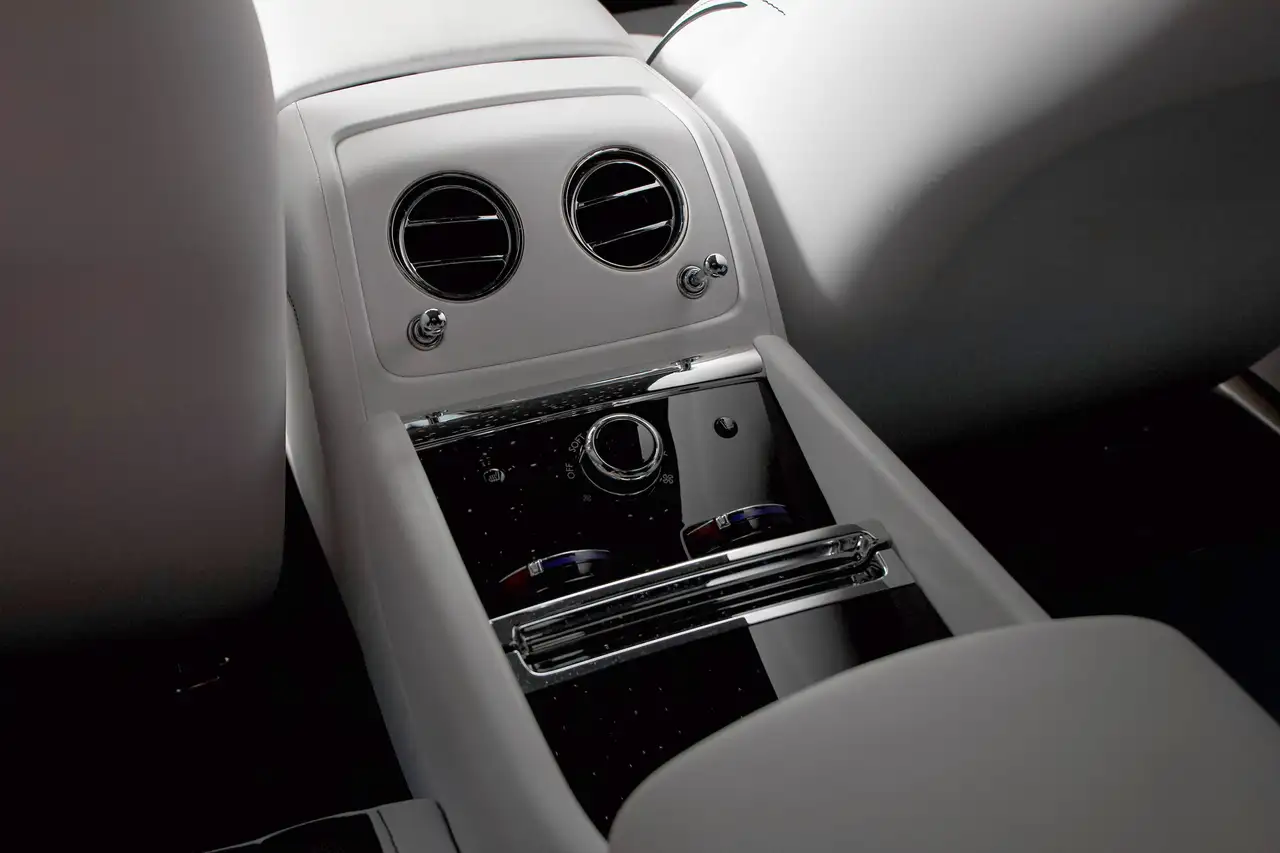 Rolls-Royce Spectre - Image 34