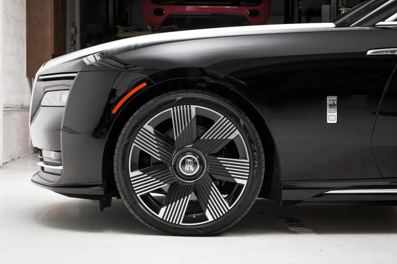 Rolls-Royce Spectre - Image 6