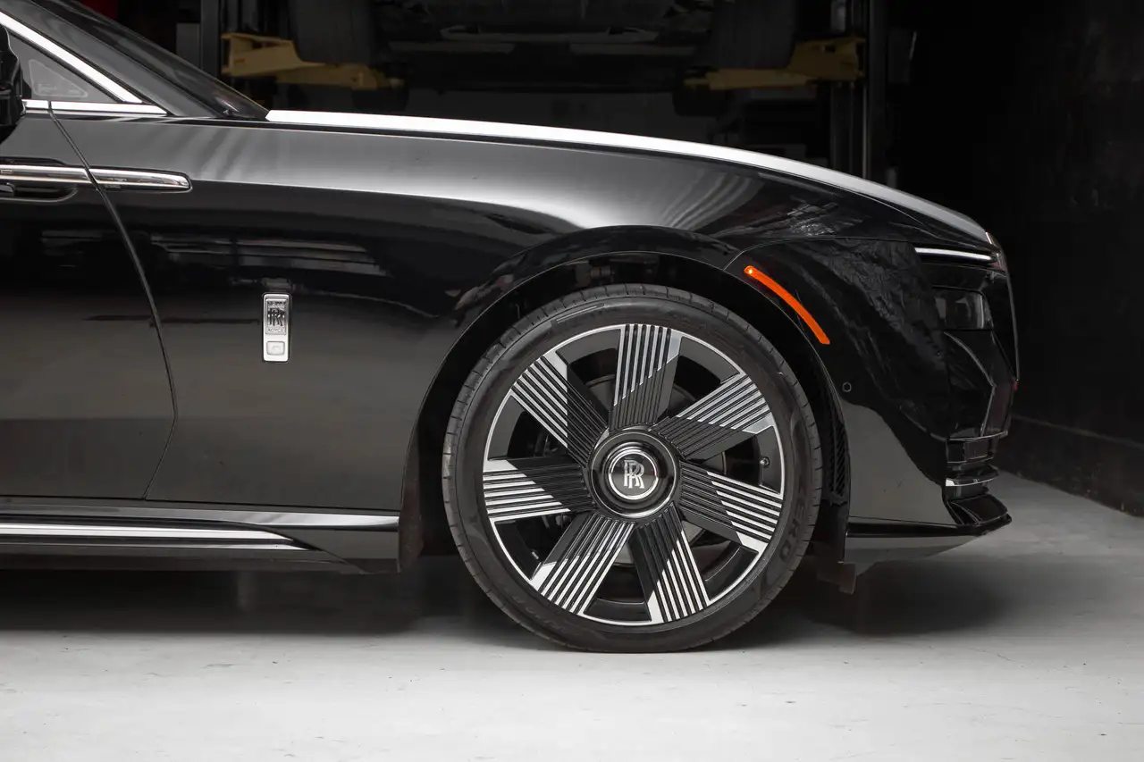 Rolls-Royce Spectre - Image 18