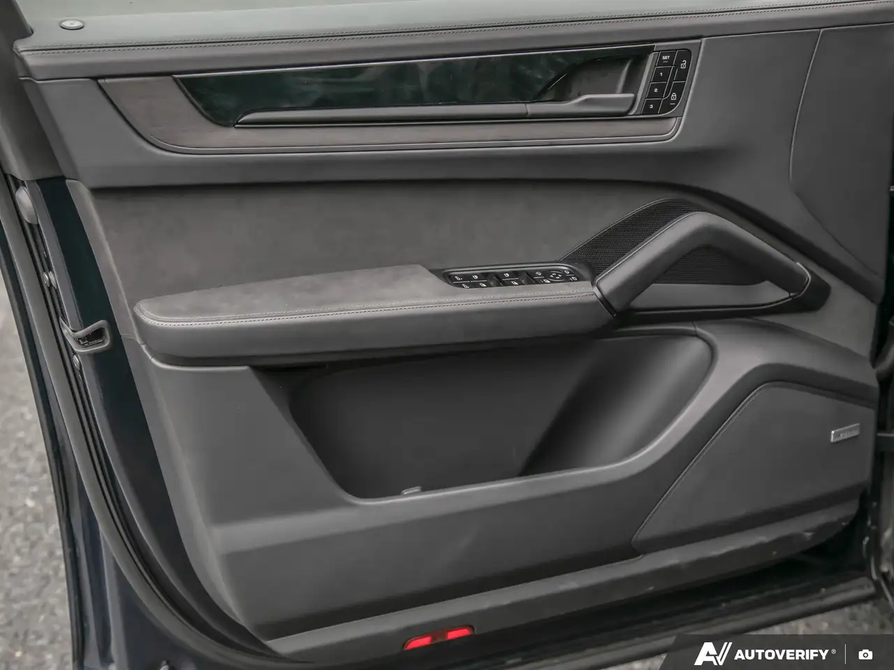 Porsche Cayenne - Image 34