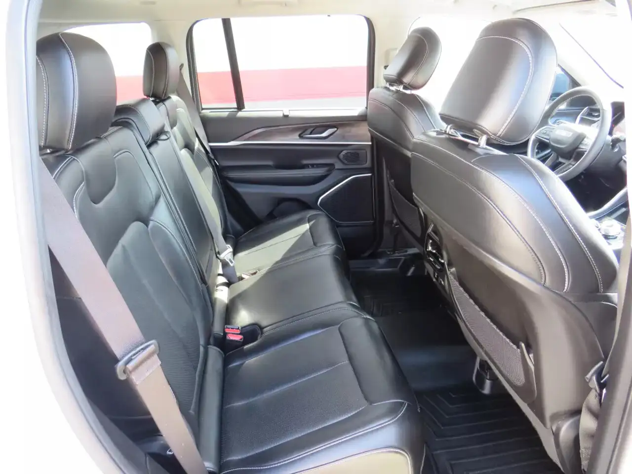 Jeep Grand Cherokee - Image 13