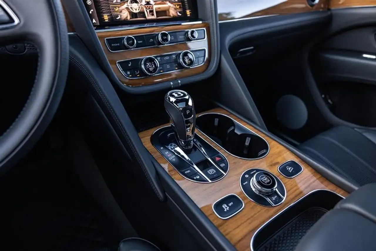 Bentley Bentayga - Image 17