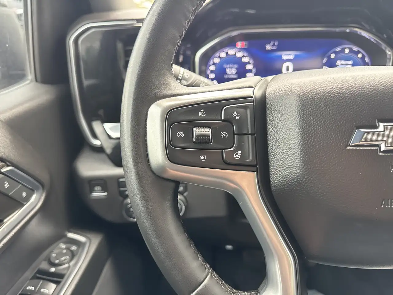 Chevrolet Silverado 1500 - Image 13