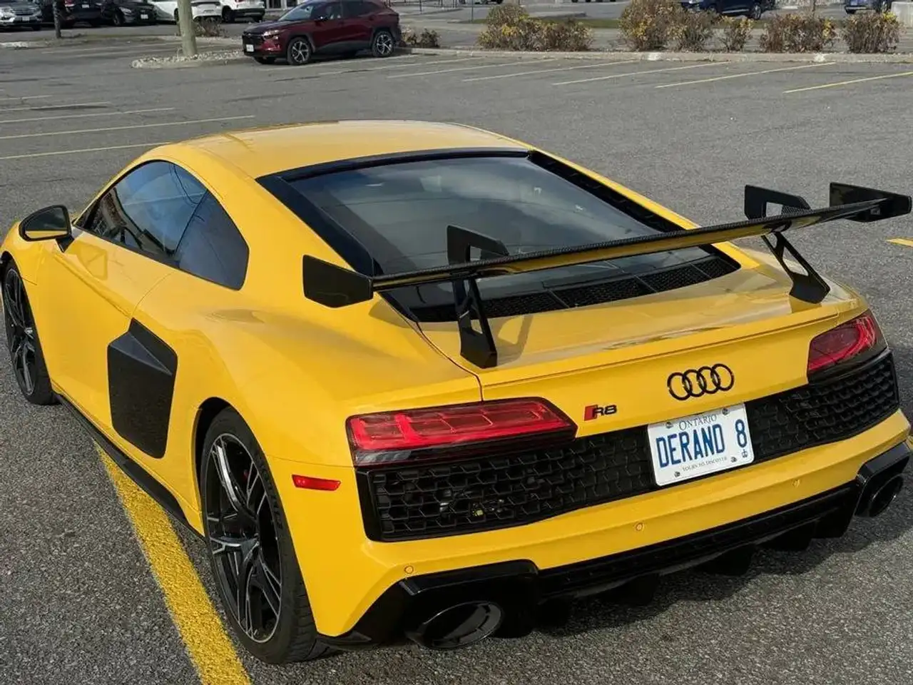 Audi R8 - Image 2