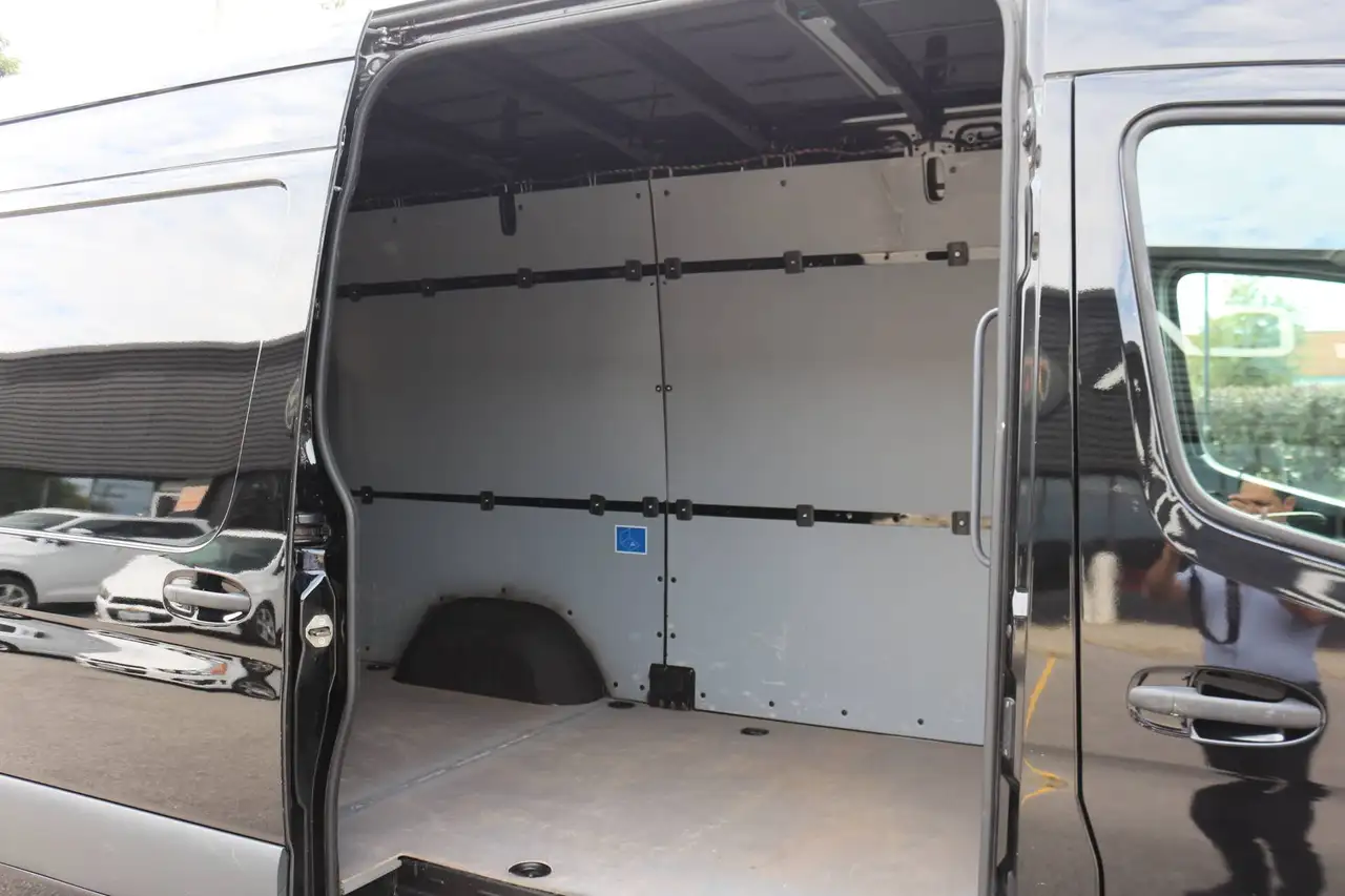 Mercedes-Benz Sprinter - Image 19