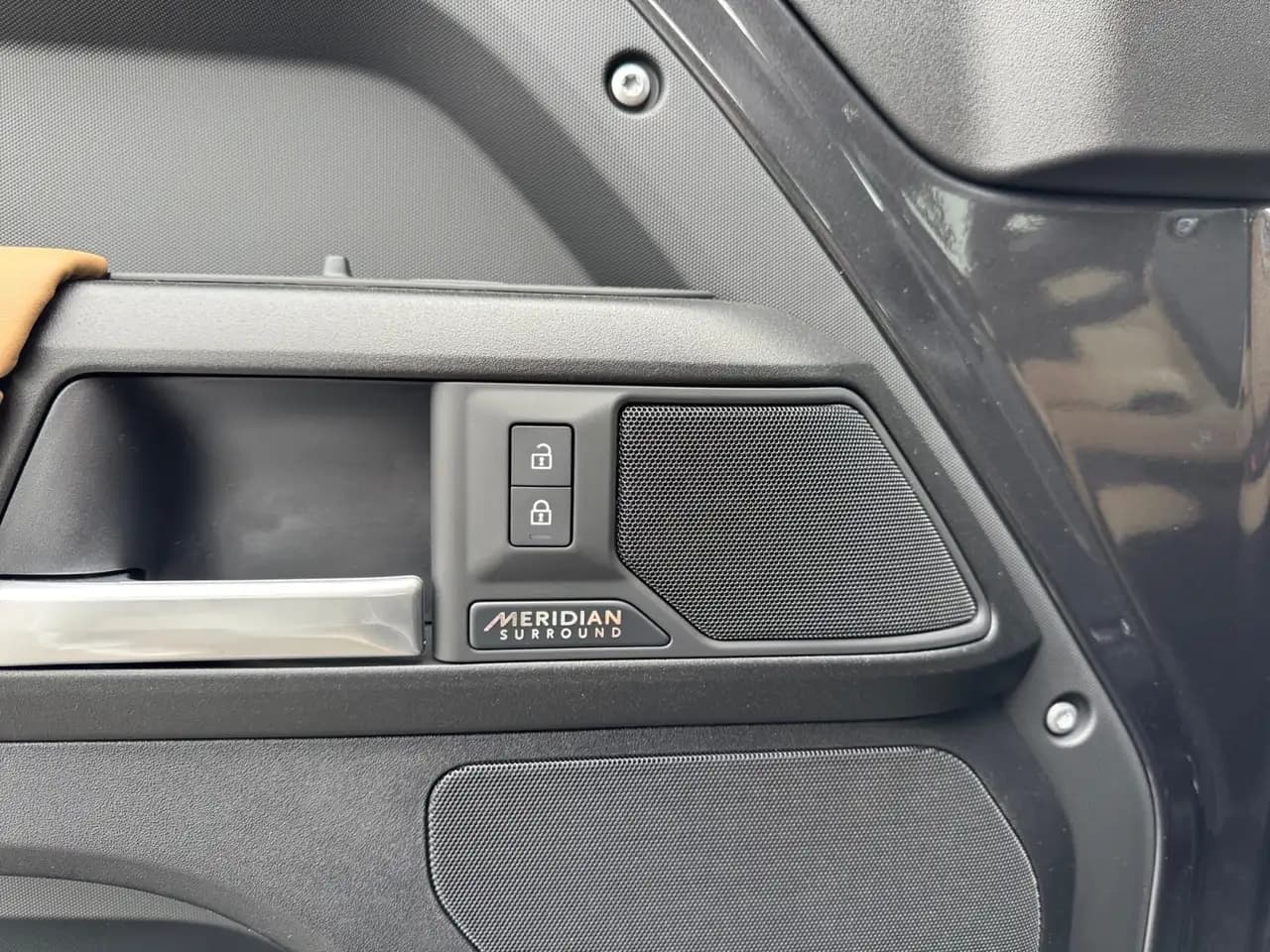 Land Rover Defender - Image 25