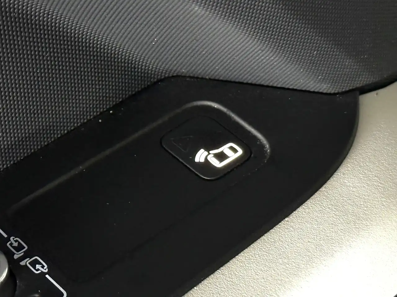 Land Rover Defender - Image 15