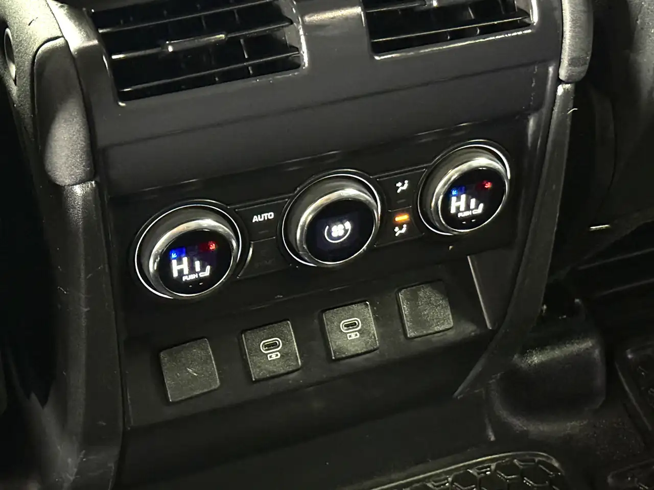 Land Rover Defender - Image 11