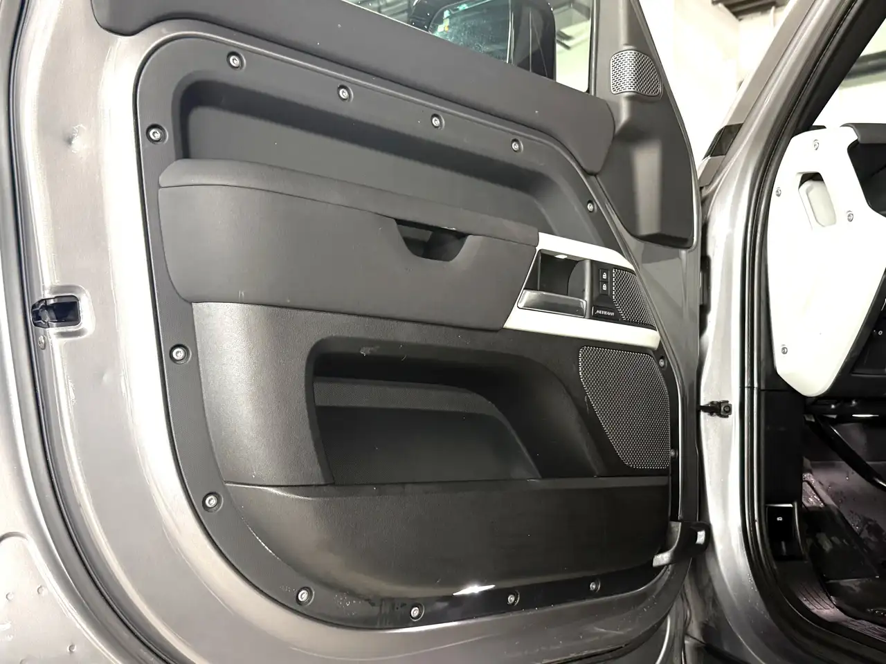 Land Rover Defender - Image 12